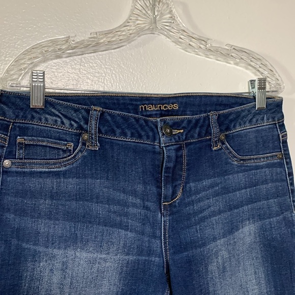 Maurices Dark Wash Mid-Rise Cropped Raw Hem Jeans Size L - Picture 2 of 5